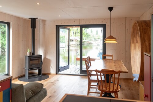 Spacious Houseboat with Rooftop Terrace, Fireplace & Swing on the Dove Elbe