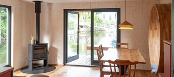 Spacious Houseboat with Rooftop Terrace, Fireplace & Swing on the Dove Elbe