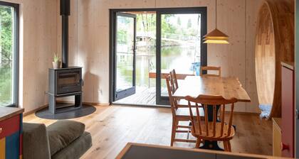 Spacious Houseboat with Rooftop Terrace, Fireplace & Swing on the Dove Elbe