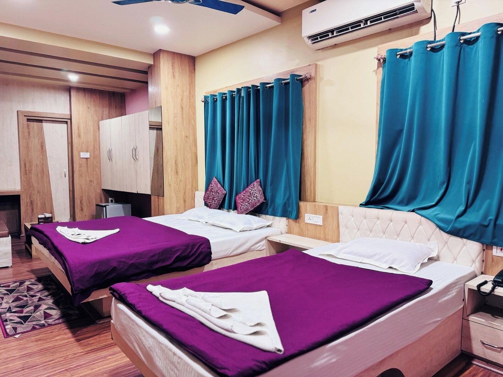 经典三人房, 城市景观 | 迷你吧、办公桌、隔音、免费 WiFi