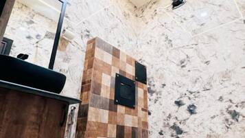 Kahden hengen superior-huone | Kylpyhuone | Suihku, ilmaiset hygieniatuotteet, saippua, vessapaperi