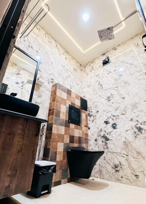 Habitación doble superior | Baño | Ducha, artículos de higiene personal gratuitos, jabón y papel higiénico