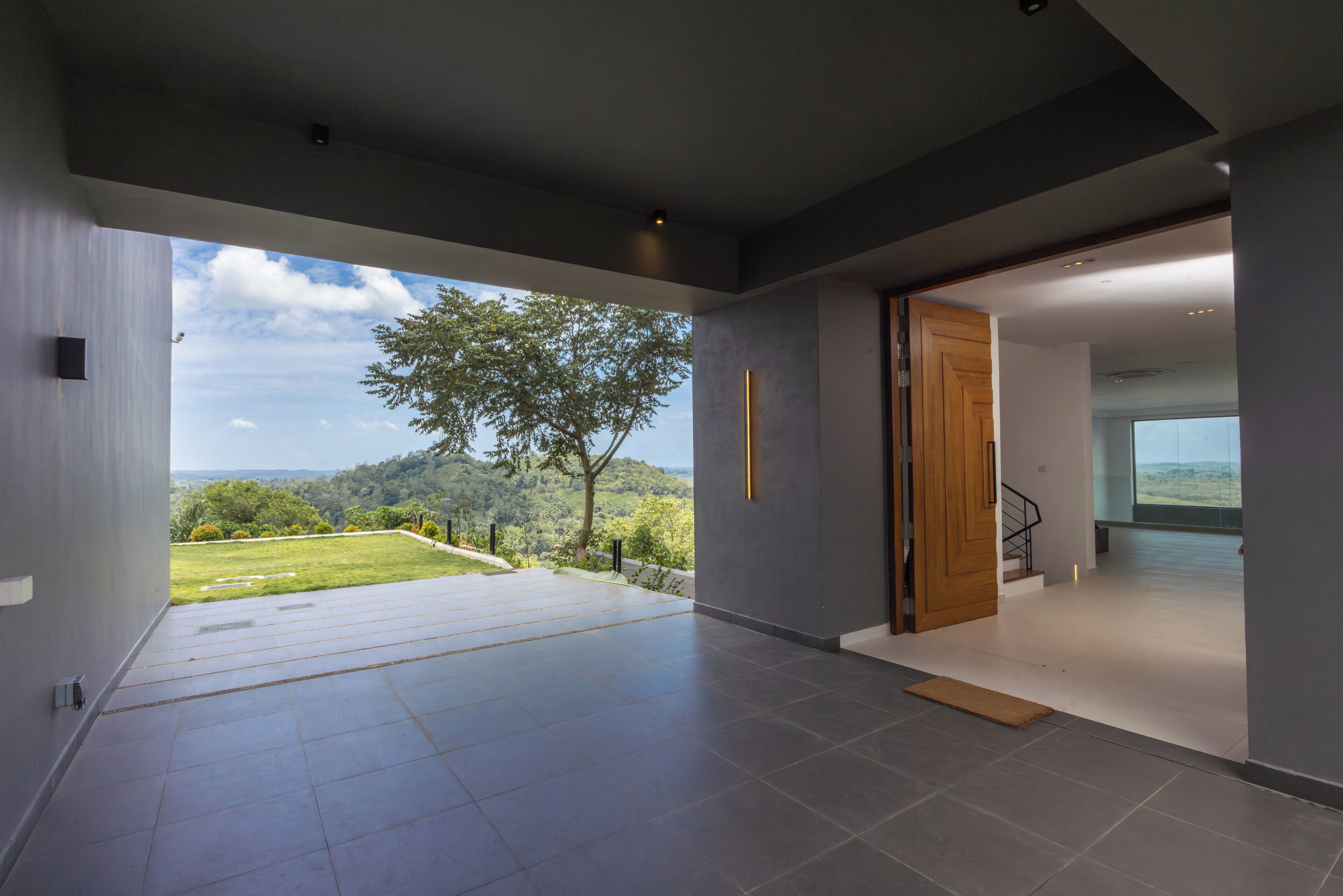 Un interior espacioso y moderno con vistas a un paisaje exuberante.
