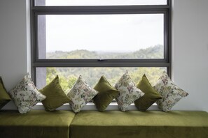 Superior Villa, Balcony, Mountain View | Living area