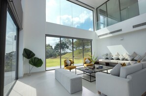 Superior Villa, Balcony, Mountain View | Living area