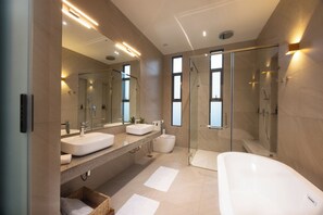 Biệt thự Superior, ban công, quang cảnh núi | Phòng tắm | Đồ dùng nhà tắm miễn phí, máy sấy tóc, khăn tắm, xà phòng 