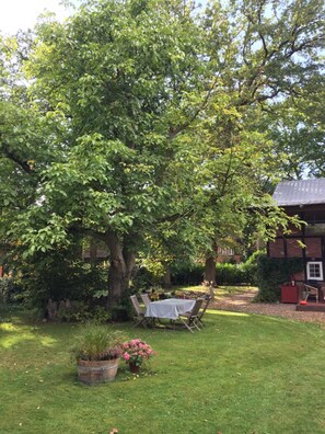 Outdoor dining - Apartment 'Im Alten Pferdestall' with Balcony and Wi-Fi (Salzhausen)