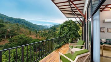 Junior suite, balkon, uitzicht op bergen | Een bureau, verduisterende gordijnen, een strijkplank/strijkijzer