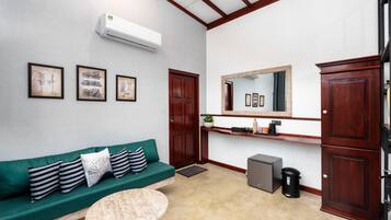 Deluxe tweepersoonskamer, balkon, uitzicht op bergen | Een bureau, verduisterende gordijnen, een strijkplank/strijkijzer