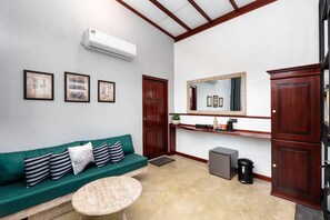 Deluxe Double Room, Balcony, Mountain View | Desk, blackout drapes, iron/ironing board, free WiFi