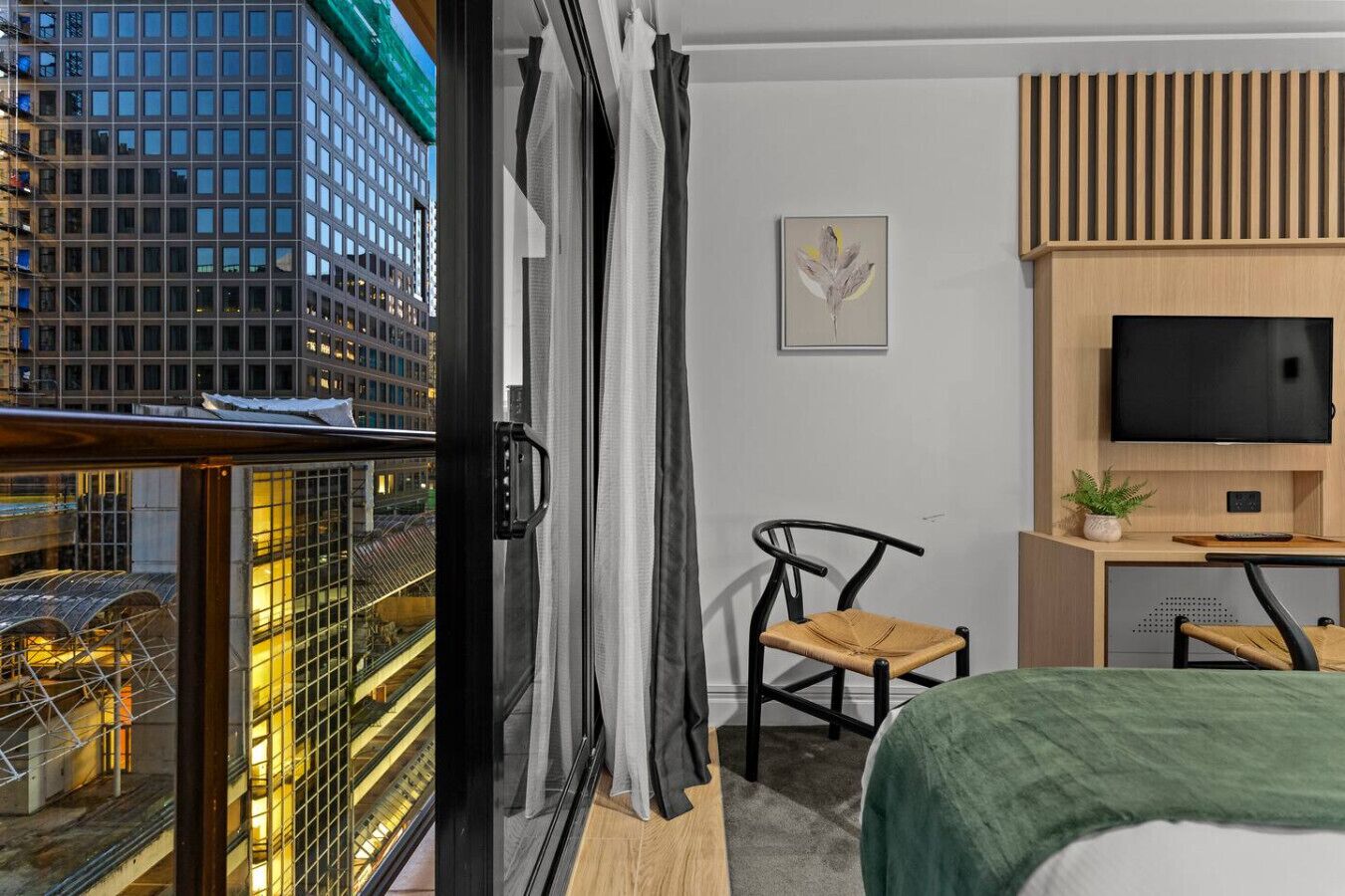 Desk, iron/ironing board, WiFi, bed sheets