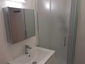 Shower, hair dryer, towels, soap - Cosy apartment 6 minutes from the metro (Aubervilliers)