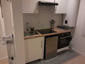 Micro-ondes, four, plaque de cuisson