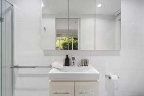 Shower, hair dryer - Light-Filled House Near Beaches and Cafés (Mount Martha)
