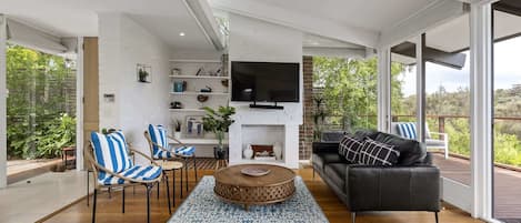 Televisión, chimenea