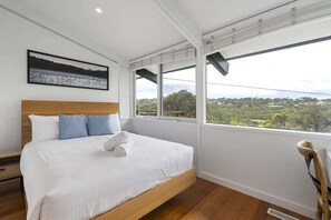 3 bedrooms, iron/ironing board, WiFi, bed sheets - Light-Filled House Near Beaches and Cafés (Mount Martha)