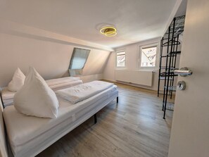 5 bedrooms, iron/ironing board, WiFi, bed sheets