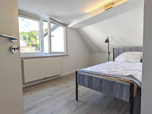 5 bedrooms, iron/ironing board, WiFi, bed sheets