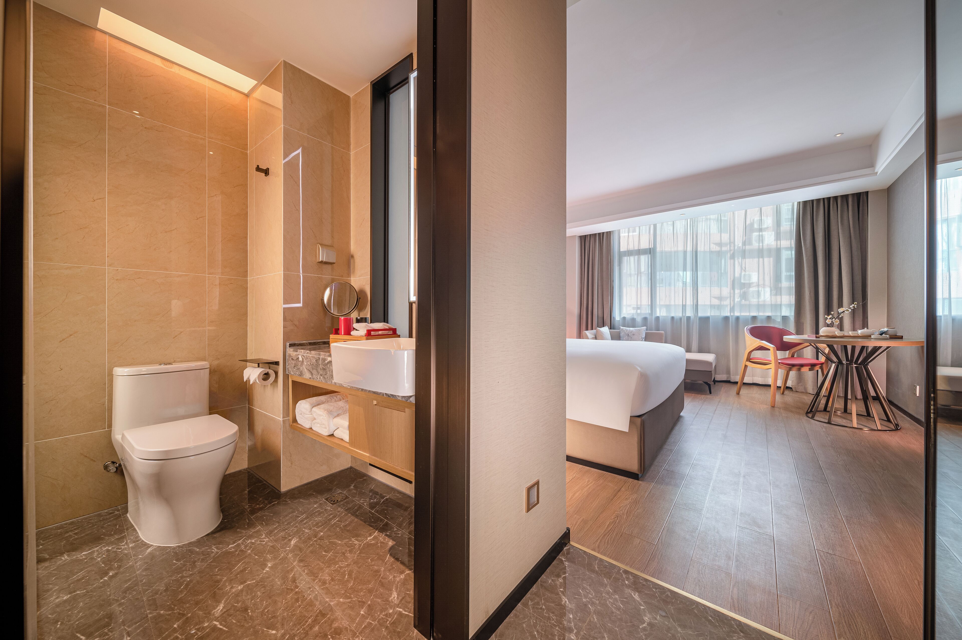 Escritorio, espacio para trabajar con laptop y wifi gratis 