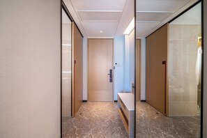 Escritorio, espacio para trabajar con laptop y wifi gratis