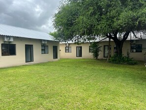 Escritorio y espacio para trabajar con laptop 