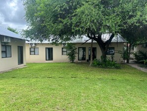 Vista frontal de la propiedad