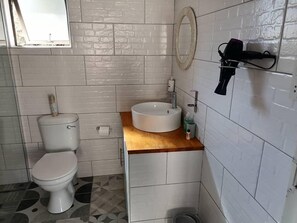 Habitación individual estándar, para no fumadores, aire acondicionado | Baño | Regadera, secadora de cabello, jabón, shampoo 