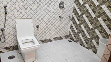 Quarto luxo, sacada, vista para o lago | Banheiro | Chuveiro, chinelos, toalhas de banho, sabonete