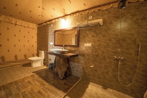 Tenda, vista giardino | Bagno | Doccia, pantofole, asciugamani, sapone