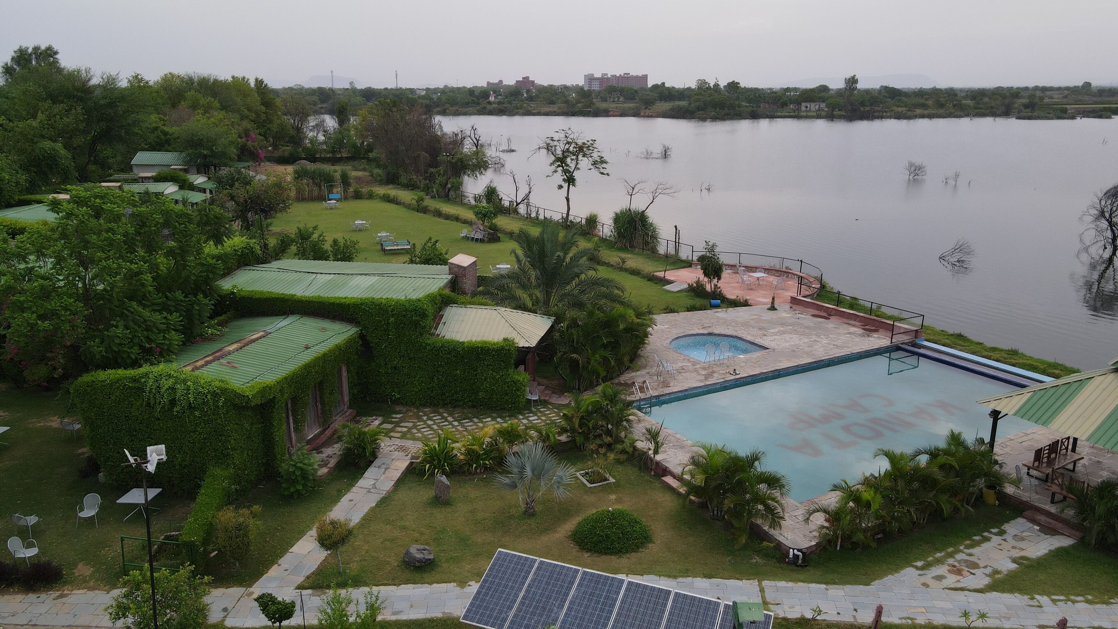 Una piscina al aire libre
