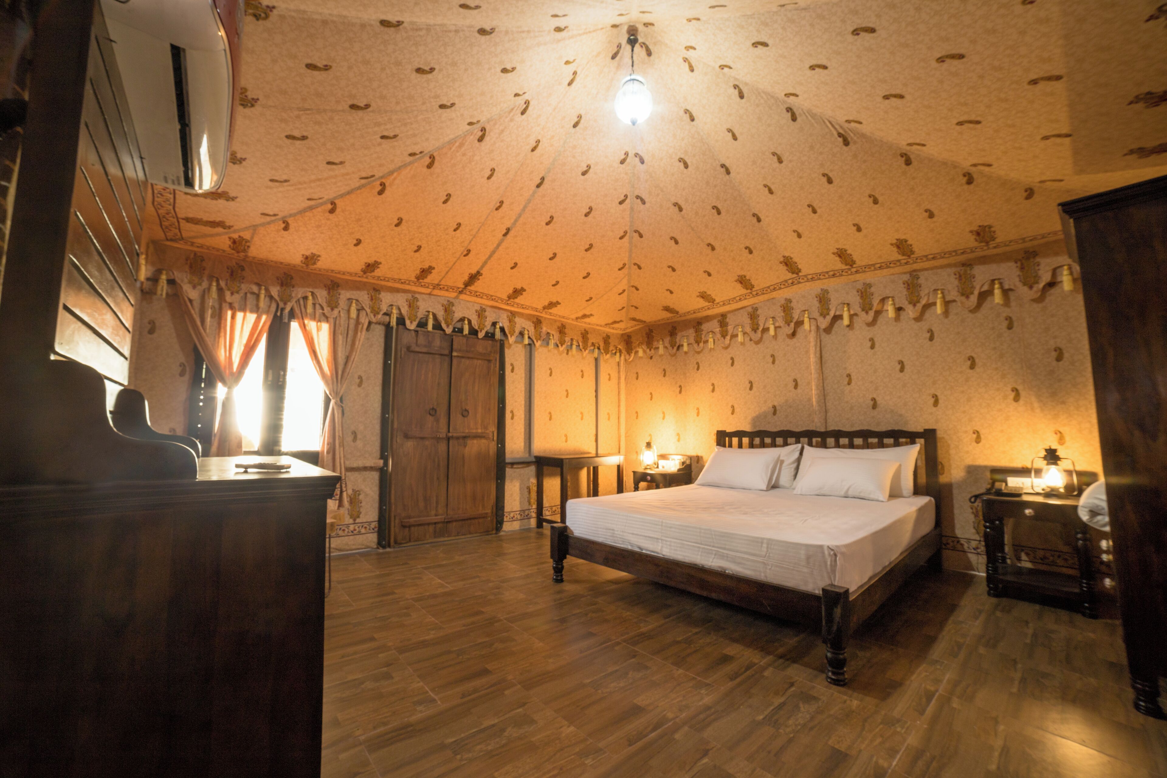 Un dormitorio con una cama grande, muebles de madera y techo estampado.