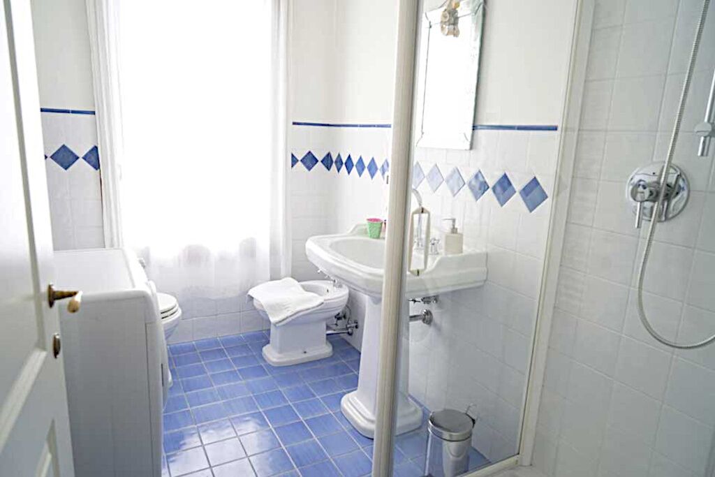 Sèche-cheveux, serviettes fournies