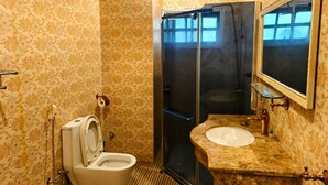 Ein Badezimmer mit Toilette, Dusche und Waschbecken.