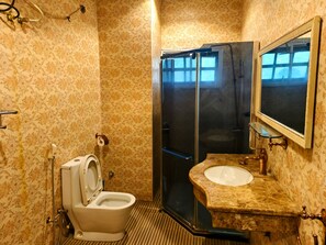 Ein Badezimmer mit Toilette, Dusche und Waschbecken.