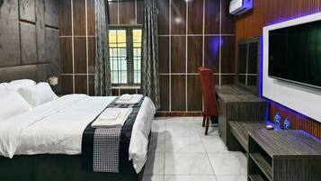 Executive Room | In-room safe, blackout curtains, soundproofing, bed sheets