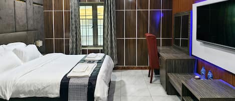 Executive Room | In-room safe, blackout drapes, soundproofing, bed sheets