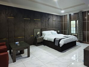 行政客房 | 房內夾萬、遮光窗簾/窗簾、隔音、床單