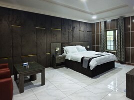Executive Room | In-room safe, blackout drapes, soundproofing, bed sheets