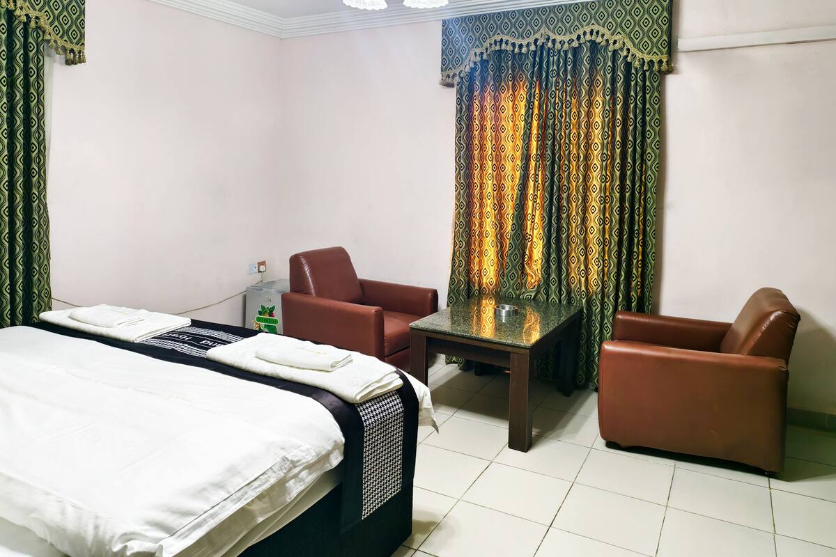 Caja de seguridad en la habitación, escritorio y cortinas blackout