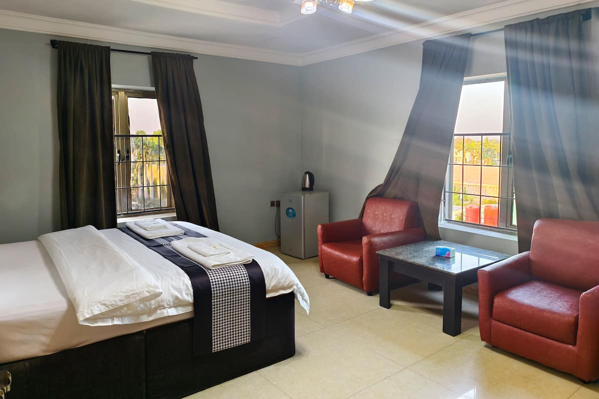 Executive Suite | In-room safe, blackout curtains, soundproofing, bed sheets