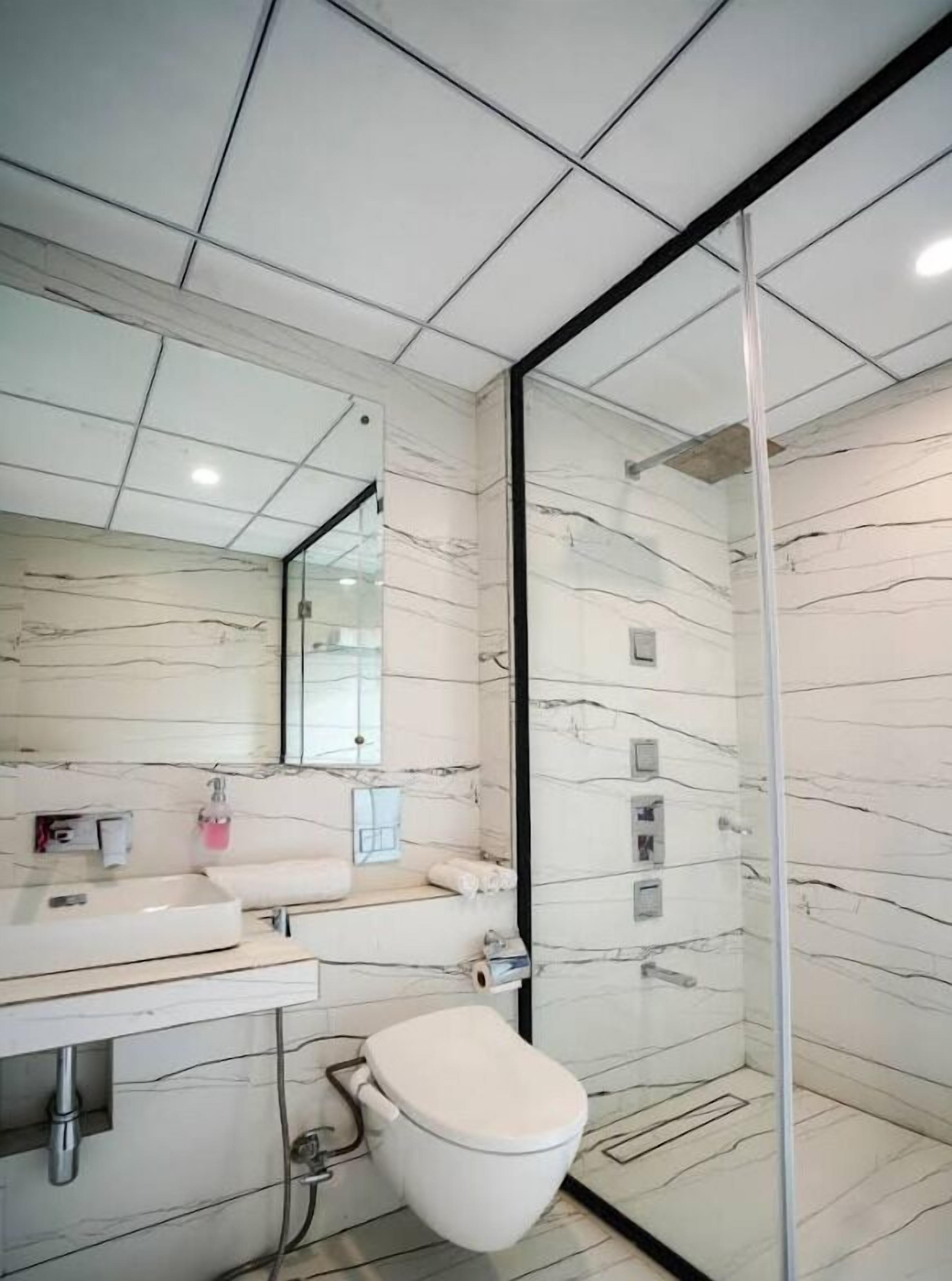 Douche, articles de toilette gratuits, serviettes fournies