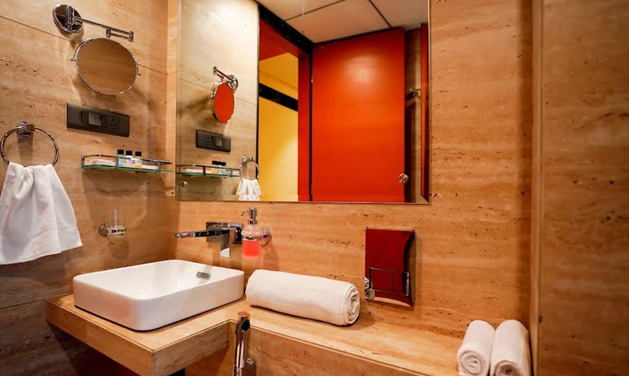 Habitación doble superior | Baño | Ducha, artículos de higiene personal gratuitos y toallas