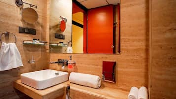 Superior Double Room | Bathroom | Shower, free toiletries, towels