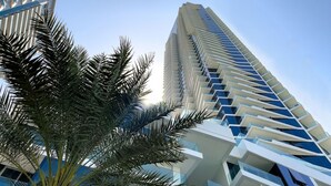 Un edificio alto y moderno con un diseño en zigzag distintivo y ventanas amplias.