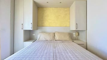 Camera con letto matrimoniale o 2 letti singoli, balcone | Una cassaforte in camera, una scrivania, Wi-Fi gratuito, lenzuola