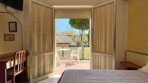 In-room safe, desk, free WiFi, bed sheets - Hotel Zanella (Cervia)