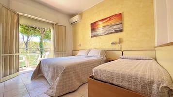 Dreibettzimmer, Balkon | Zimmersafe, Schreibtisch, kostenloses WLAN, Bettwäsche