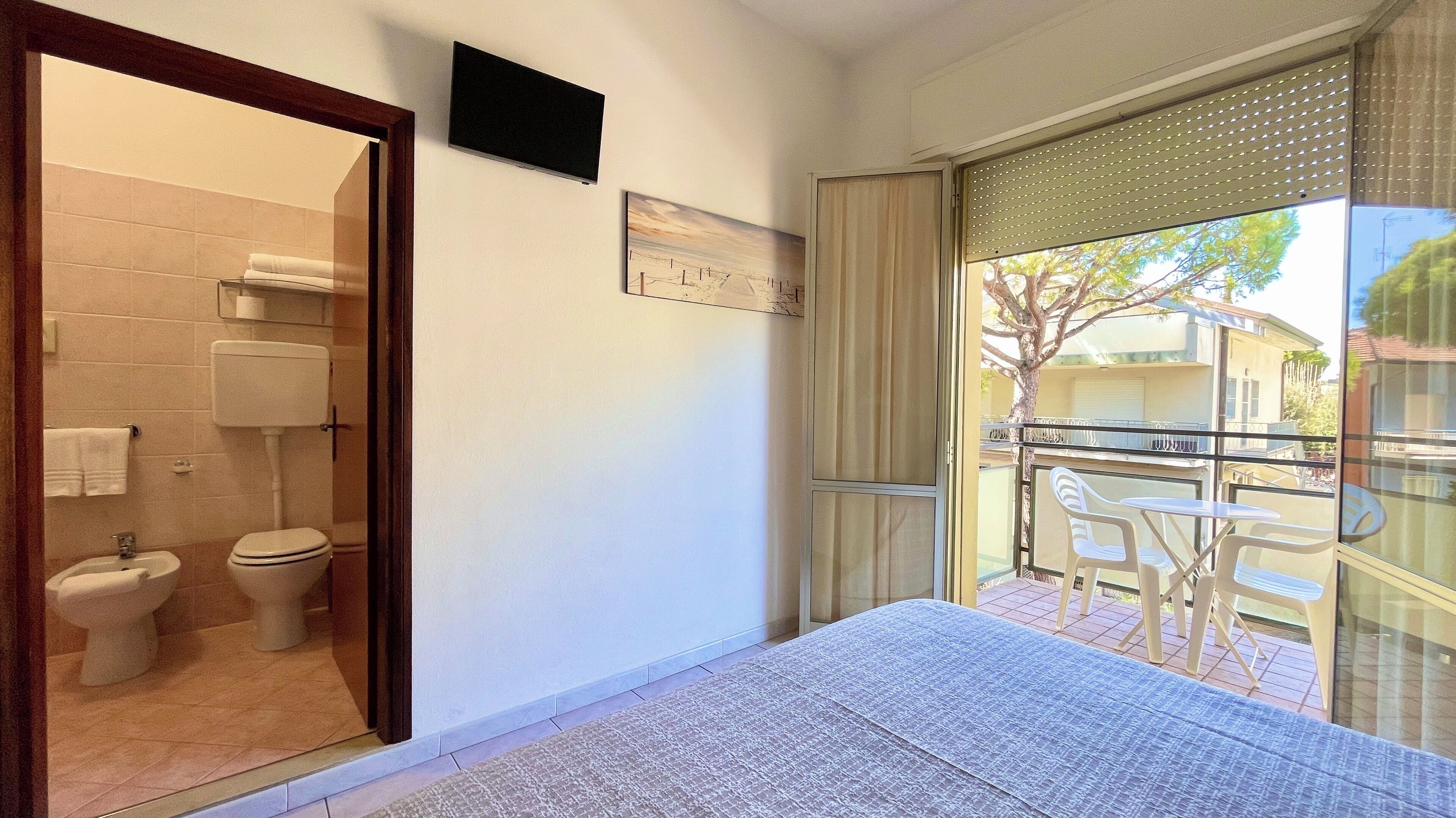 Camera con letto matrimoniale o 2 letti singoli, balcone | Una cassaforte in camera, una scrivania, Wi-Fi gratuito, lenzuola