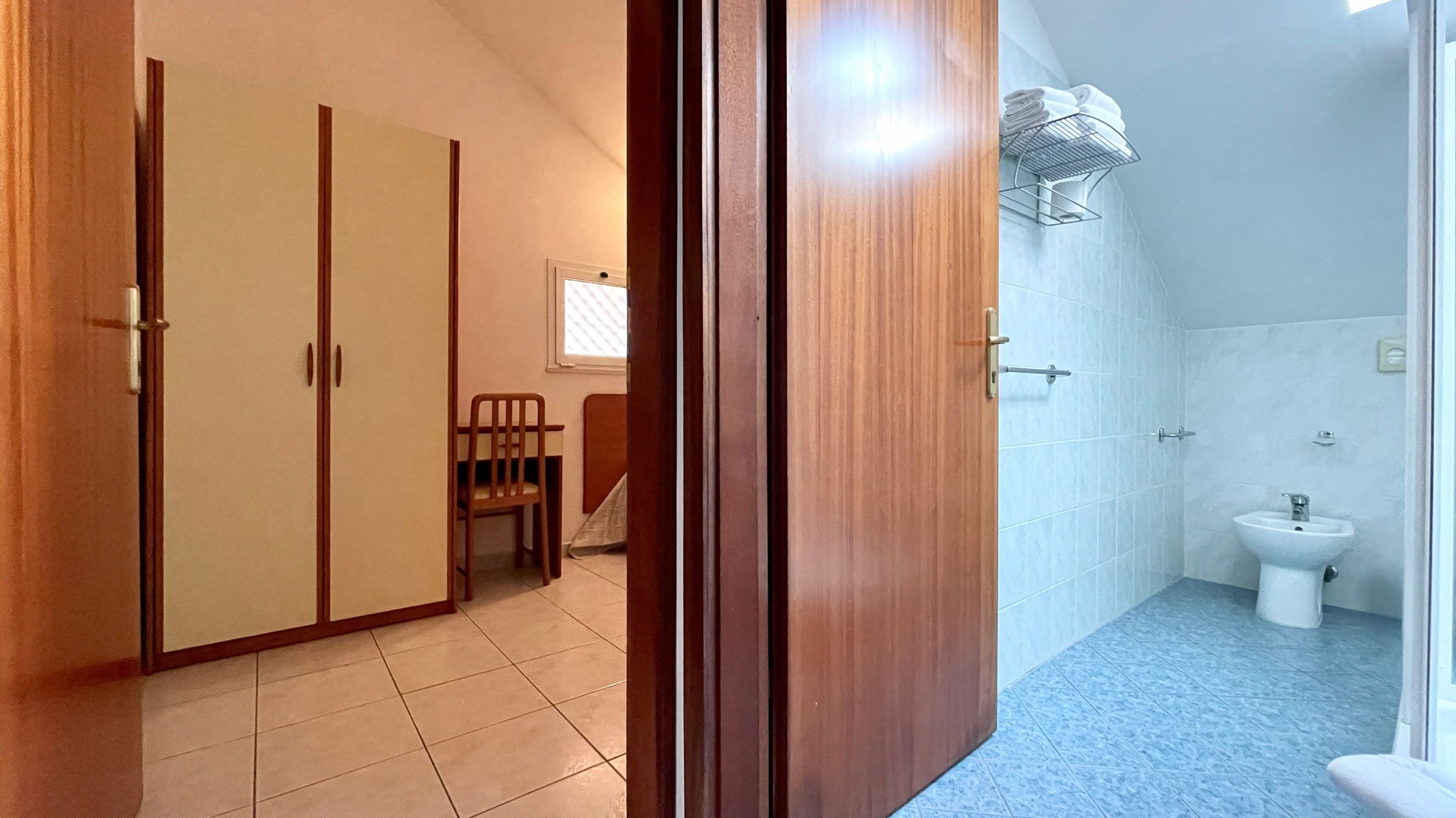 Familienzimmer, Balkon | Zimmersafe, Schreibtisch, kostenloses WLAN, Bettwäsche