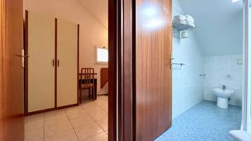 Familienzimmer, Balkon | Zimmersafe, Schreibtisch, kostenloses WLAN, Bettwäsche